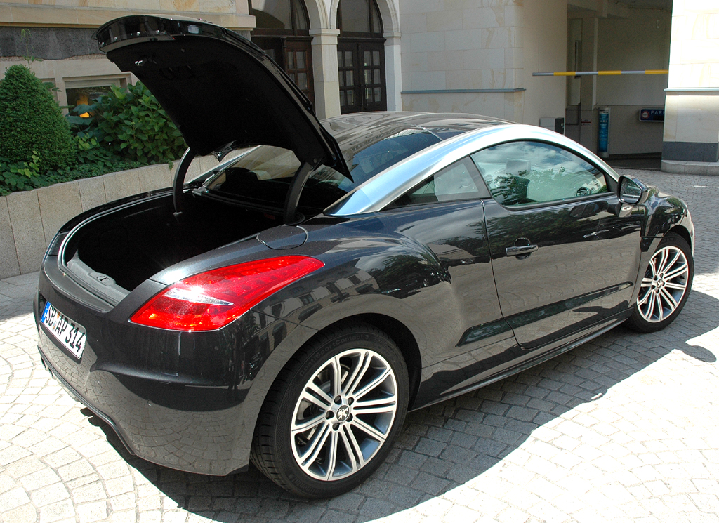 Peugeot RCZ : Mit geöffneter Kofferraumklappe. 