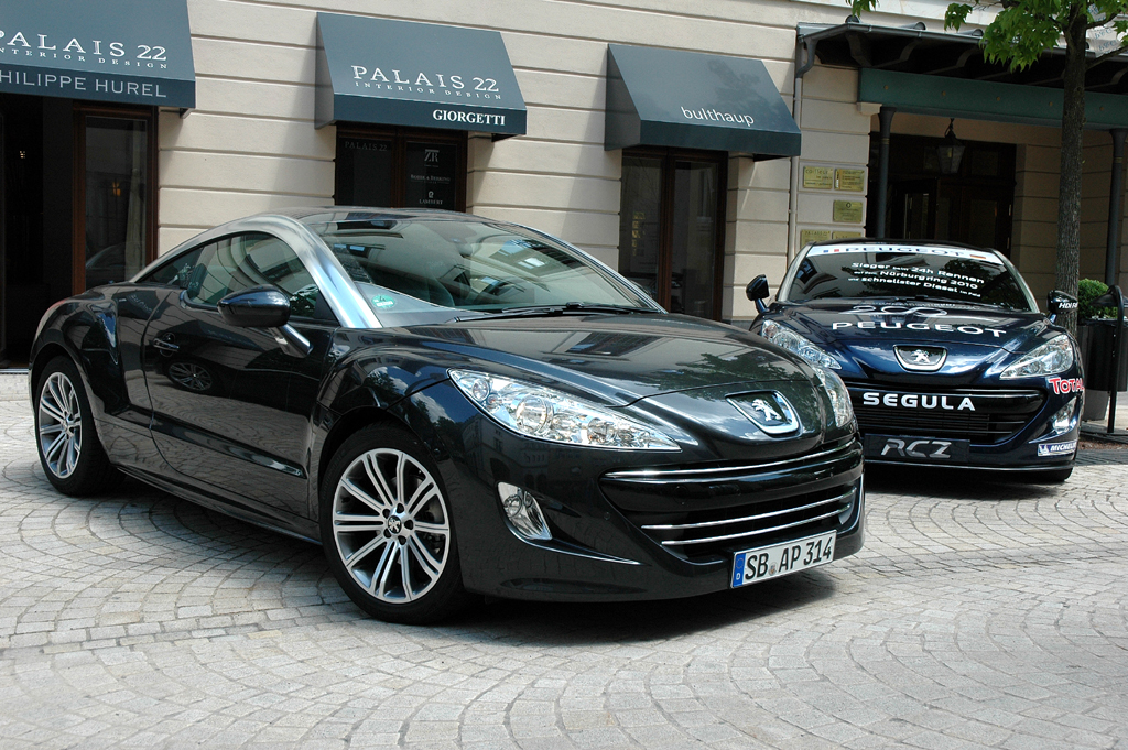 Peugeot RCZ : Serienmodell (links) und 24-Stunden-Renner.