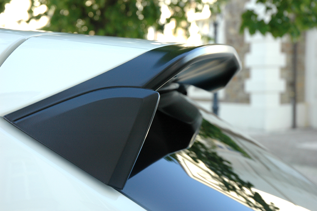 Porsche Cayenne Sechszylinder: Blick auf den Dachkantenspoiler am Heck. 