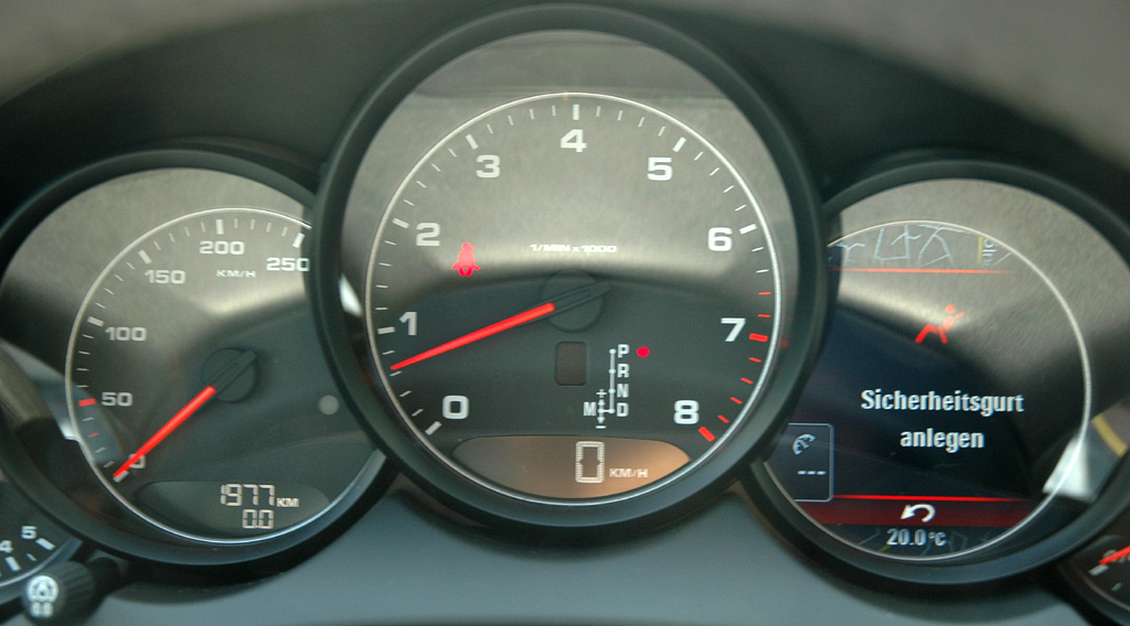 Porsche Cayenne Sechszylinder: Blick auf die Rundinstrumentierung. 