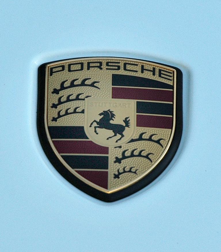Porsche Cayenne Sechszylinder: Das Markenemblem sitzt vorn auf der Motorhaube. 