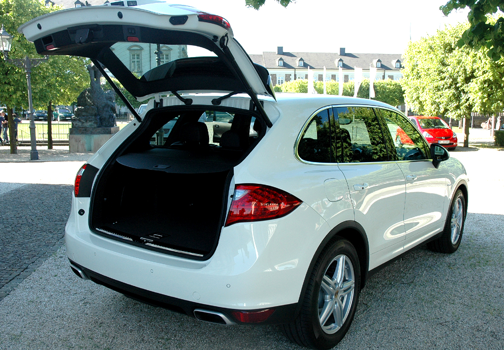 Porsche Cayenne Sechszylinder: Ins Gepäckabteil passen 670 bis 1780 Liter hinein. 