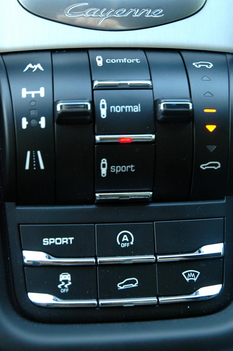Porsche Cayenne Sechszylinder: Mit diesen Tasten sind Fahrwerkseinstellungen möglich. 