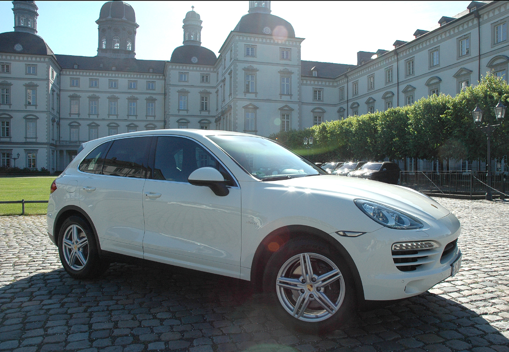 Porsche Cayenne Sechszylinder: Vor der Kulisse von Schloß Bensberg.