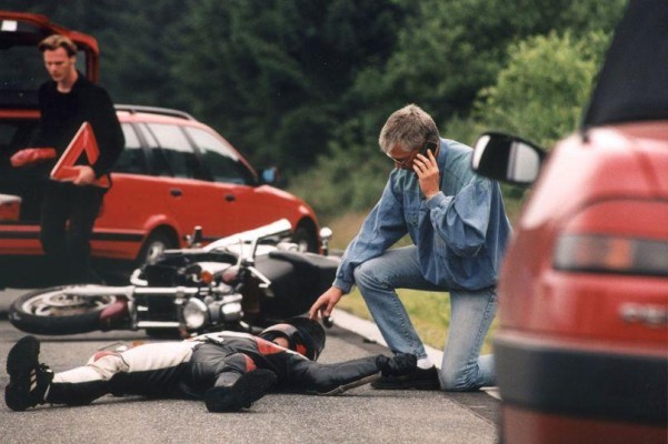 Ratgeber Motorrad: Nach Unfall den Helm abnehmen? 