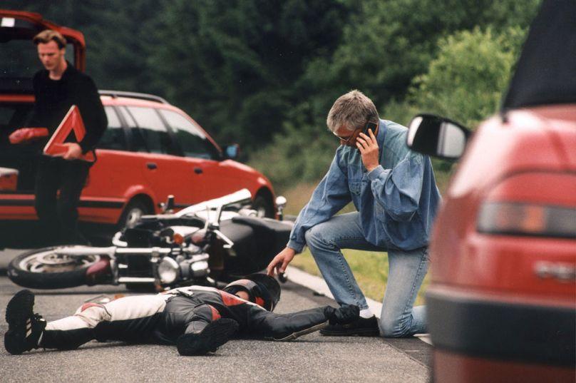 Ratgeber Motorrad: Nach Unfall den Helm abnehmen? 