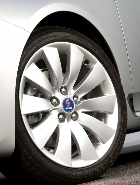 Saab 9-5: Blick auf Vorderrad.
