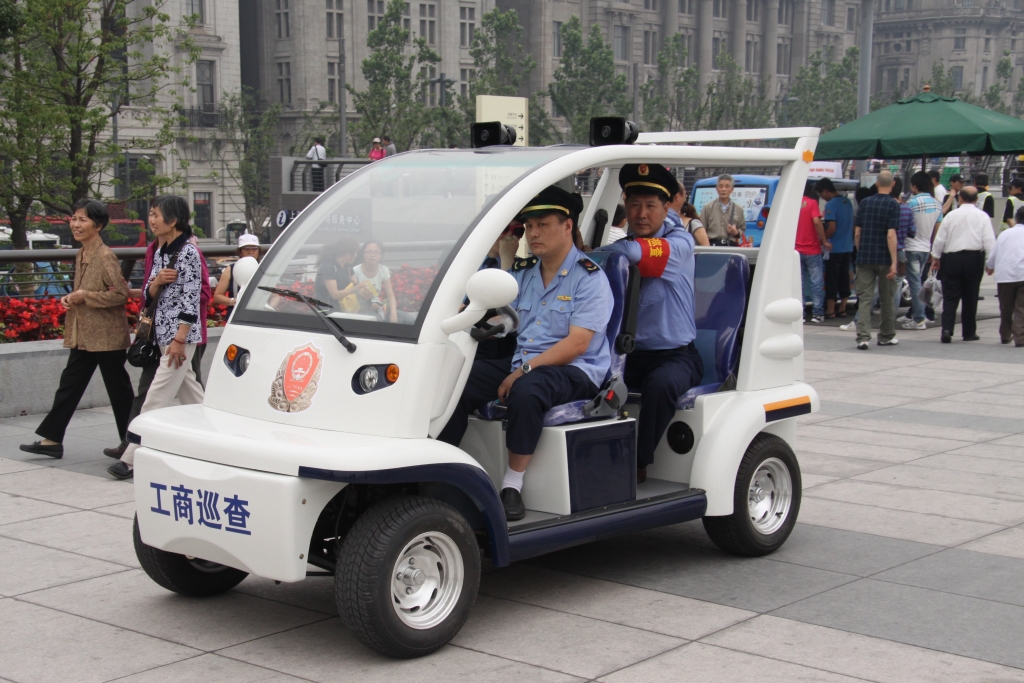 Shanghai Polizisten elektrisch auf Streife.