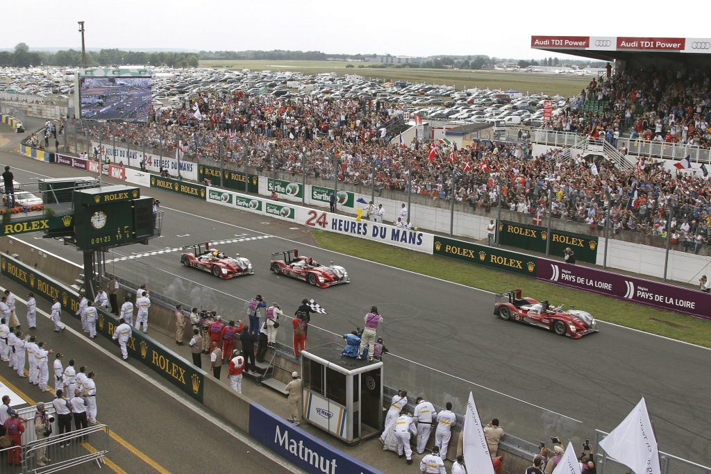Spektakulär: Drei Audi R15 TDI passieren die Ziellinie in Le Mans und fahren direkt aufs Podest. Mit einem Schnitt von 225,228 km/h war die 78. Auflage die schnellste in der Geschichte des Rennens. 