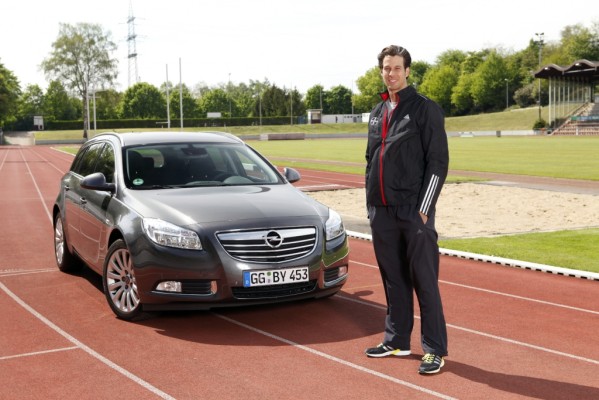 Stabhochspringer Danny Ecker fährt Opel Insignia Sports Tourer