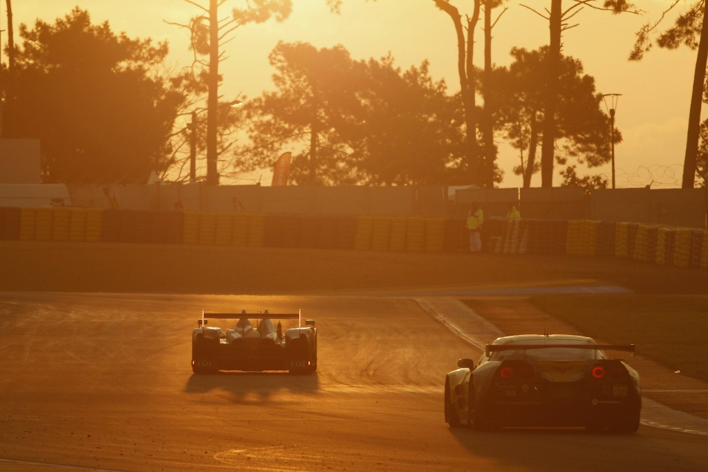 Stimmungsvolle Bilder von der Strecke in Le Mans, für die die Piloten keinen Blick hatten. Sie machten die 78. Auflage des Langstreckenklassikers mit einer Durchschnittsgeschwindigkeit von 225,228 km/h zur schnellsten Veranstaltung des Kurses. 
