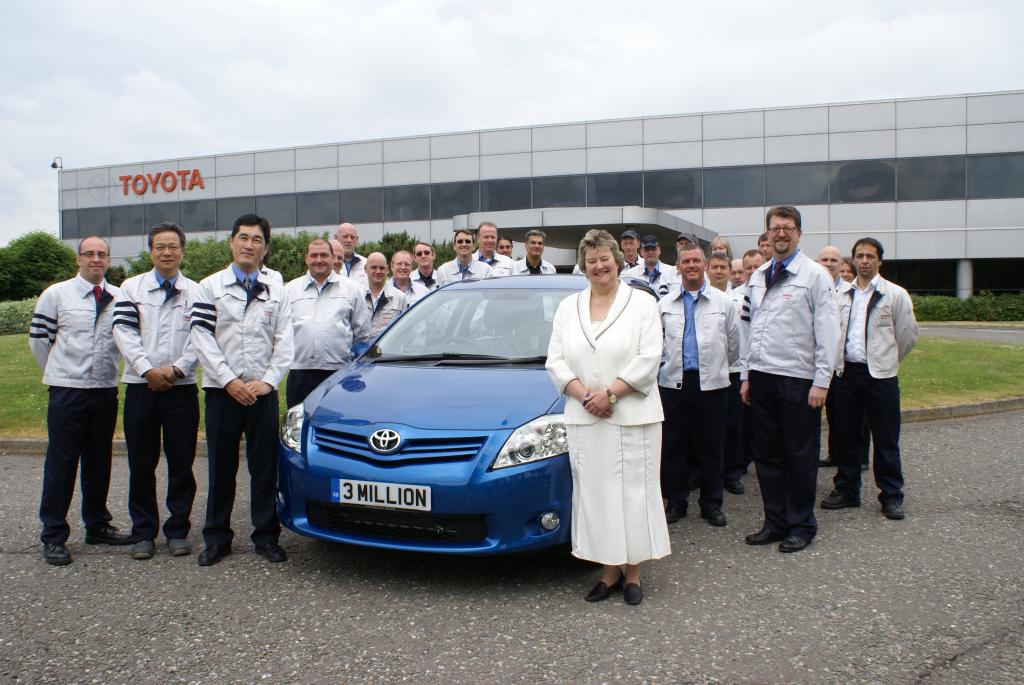 Toyota pflanzt zur Feier des dreimillionsten Fahrzeug aus englischer Produktion einen Baum.