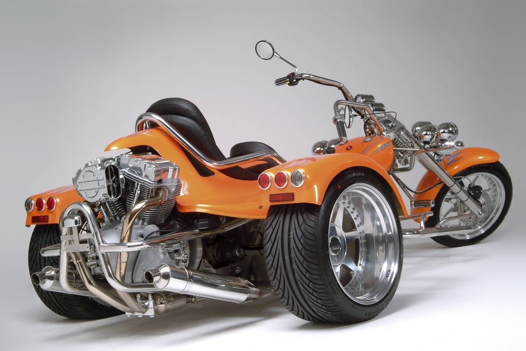 Traditionelle Trikes, wie das FX6 verfügen über einen stabile Rahmenkonstruktion und einem im Heck sitzenden Motor, von dem aus die Kraft direkt auf die einzeln aufgehängten Hinterräder übertragen wird. 