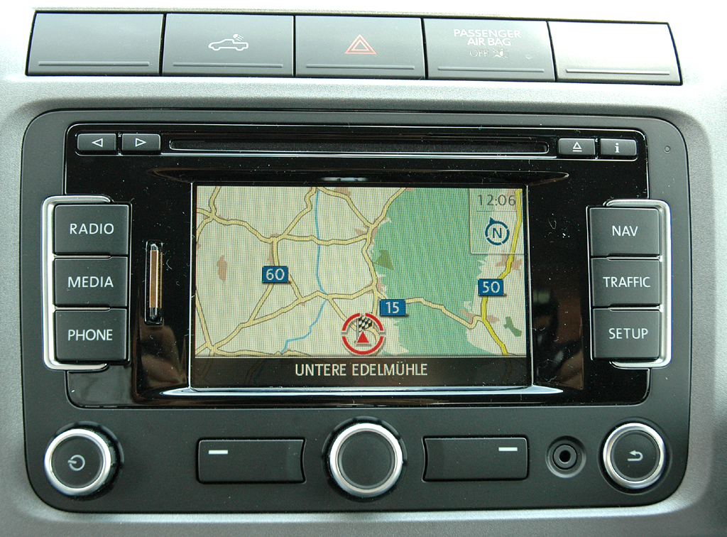 VW Amarok: Blick auf die Bedieneinheit rund um das Audiodisplay. 