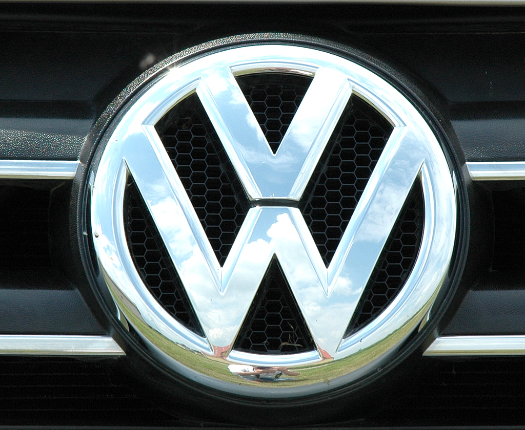 VW Amarok: Das Markenlogo sitzt im Kühlergrill. 