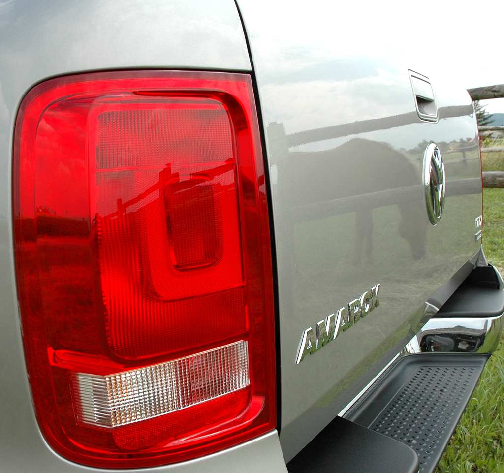 VW Amarok: Große Leuchteinheit hinten mit Modellschriftzug. 