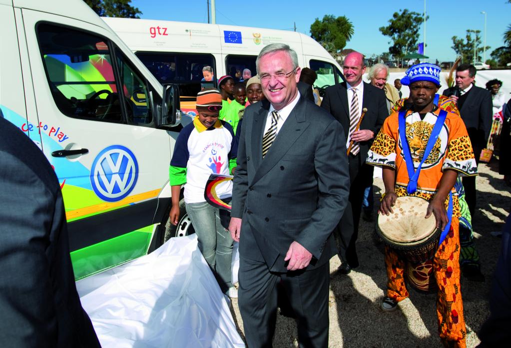VW-Chef Martin Winterkorn enthüllt einen der Soccer-Busse vom Typ VW Crafter.