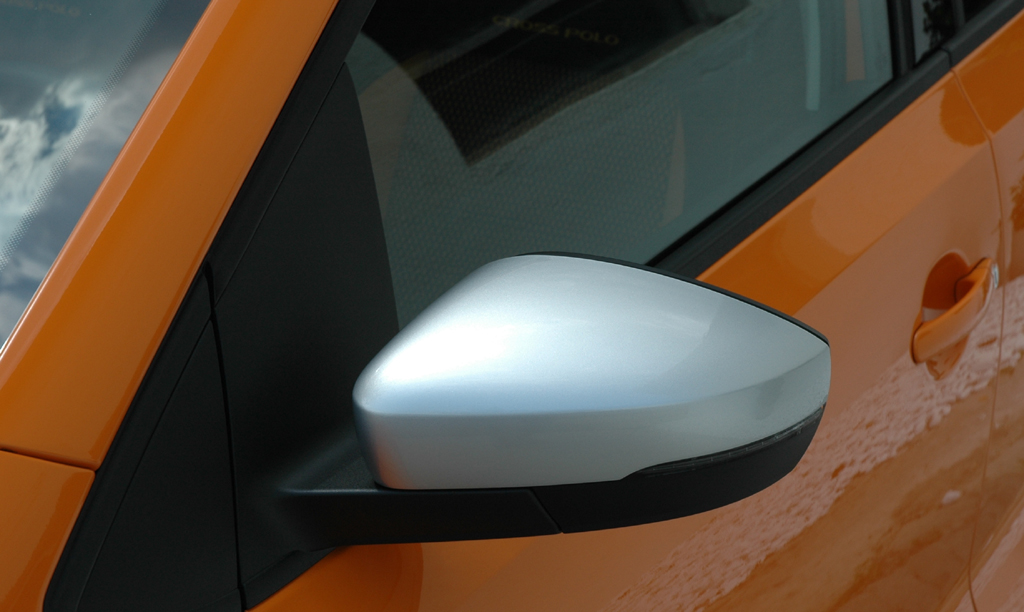 VW CrossPolo: Blick auf Außenspiegel mit silber lackiertem Gehäuse.