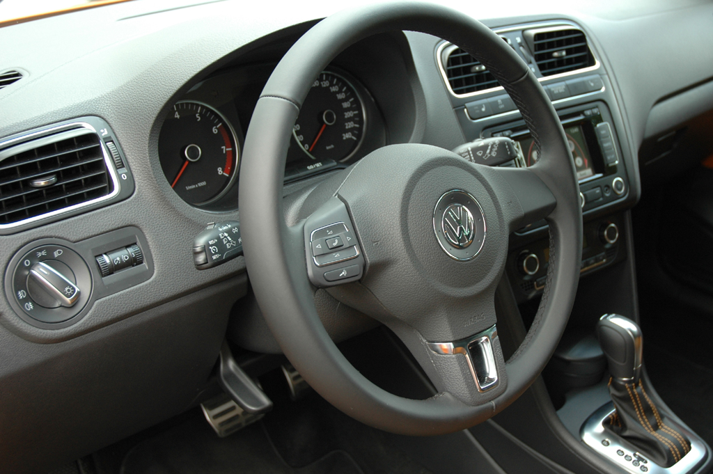 VW CrossPolo: Blick ins übersichtlich gestaltete Cockpit.