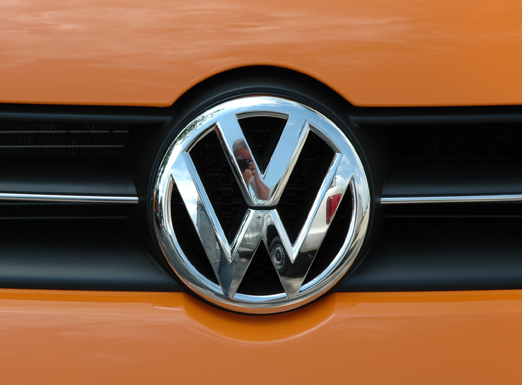 VW CrossPolo: Das Markenlogo sitzt im Kühlergrill.