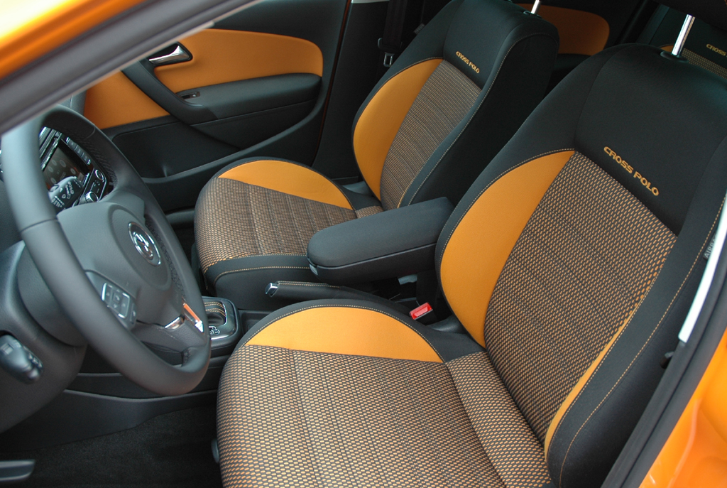 VW CrossPolo: Im Innenraum ist jugendlich-frisches Zweifarben-Design angesagt.