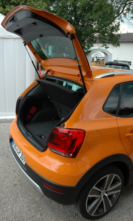 VW CrossPolo: In den Kofferraum passen 261 bis 952 Liter Gepäck hinein.