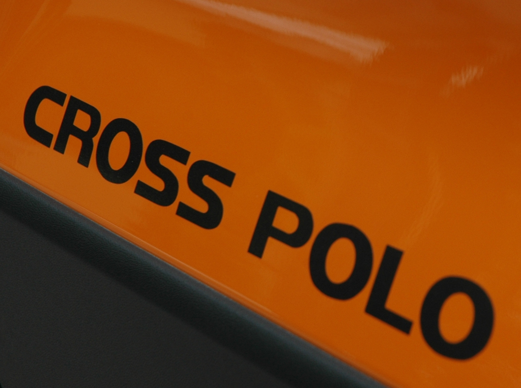 VW CrossPolo: Schriftzug an der Seite unten vor dem Hinterrad.