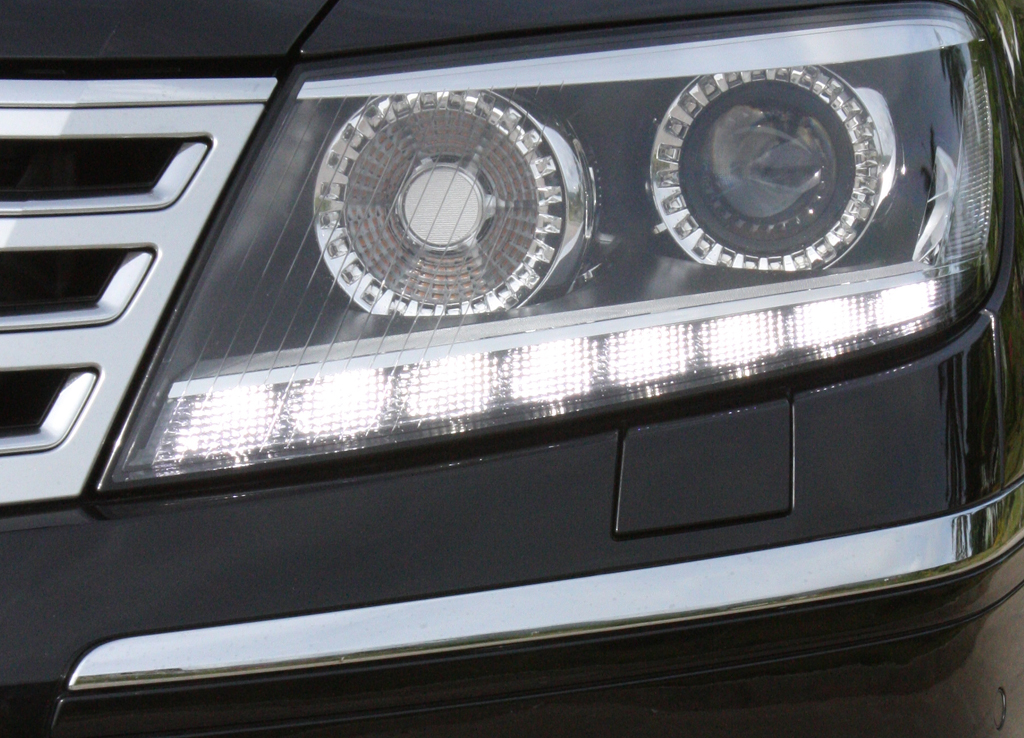 VW Phaeton: Bei der Leuchteinheit vorn fällt das LED-Abbiegelicht auf. 