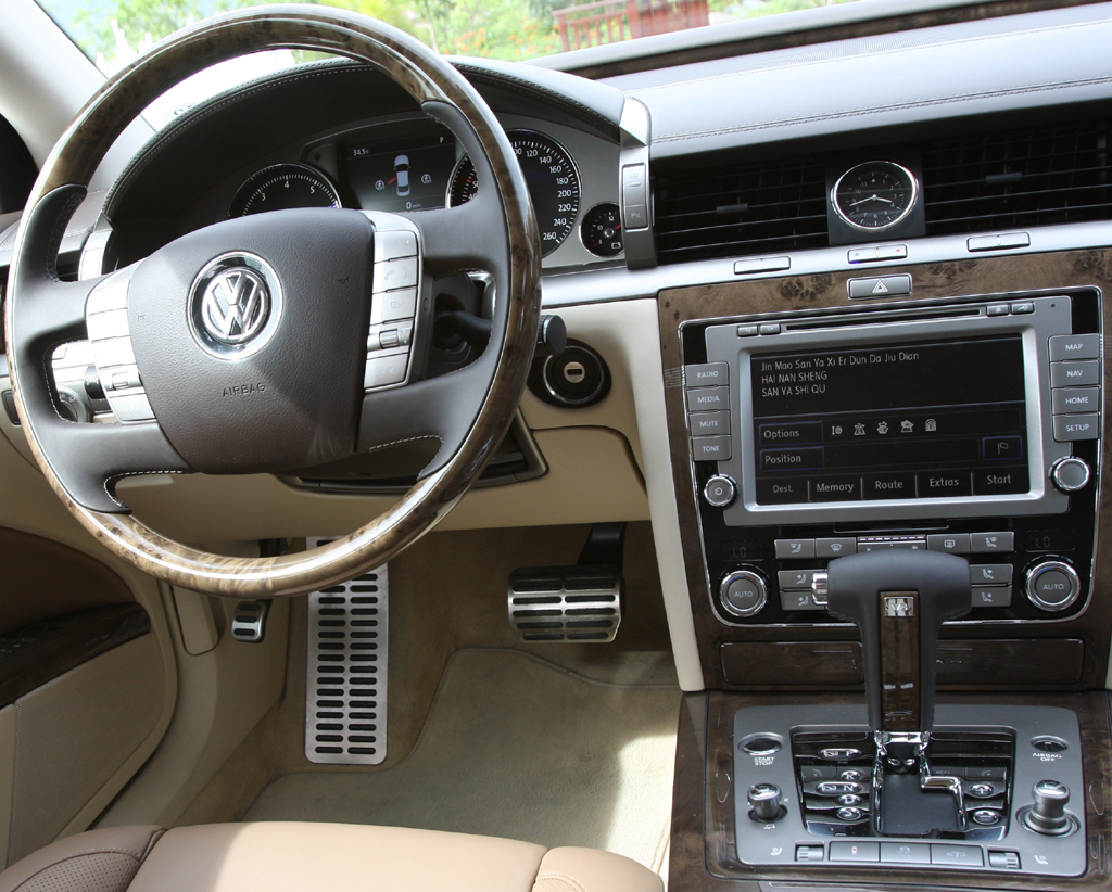 VW Phaeton: Blick ins edle Innere des Flaggschiffs. 