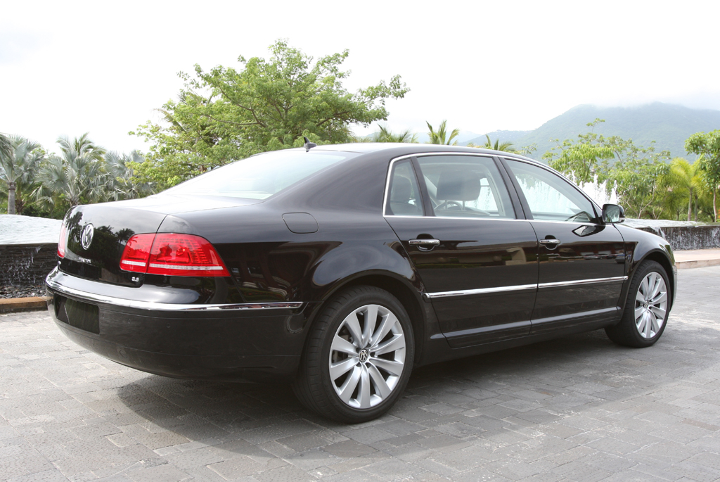 VW Phaeton: Heck-/Seitenansicht.