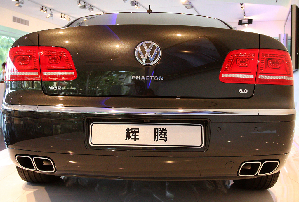VW Phaeton: Markantes Zwölfzylinder-Heck mit ovalen Doppelendrohren. 