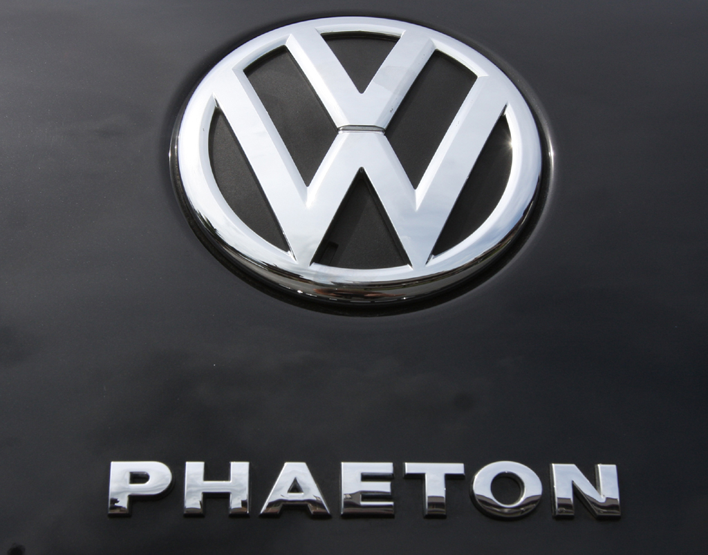 VW Phaeton: Markenlogo und Schriftzug auf der Heckklappe. 