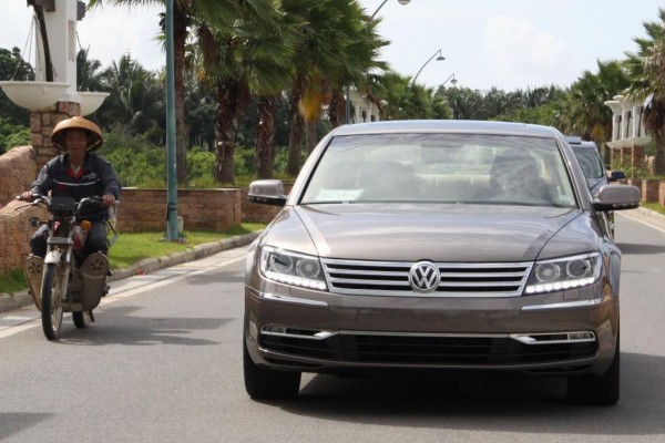 VW Phaeton wird in der ''Gläsernen Manufaktur'' gebaut