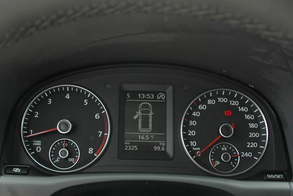 VW Touran: Blick auf die Rundinstrumentierung mit Display in der Mitte. 