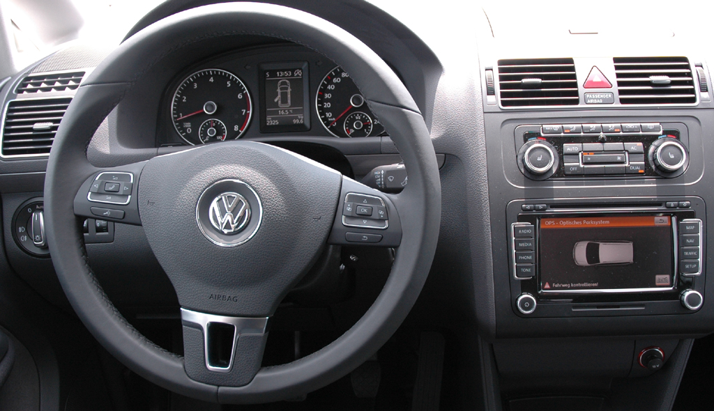VW Touran: Blick ins übersichtlich gestaltete Cockpit. 