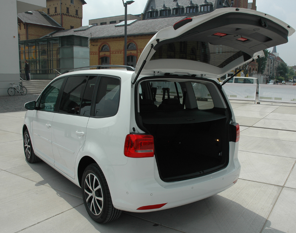 VW Touran: Mit großer Kofferraum-Öffnung und niedriger Ladekante. 