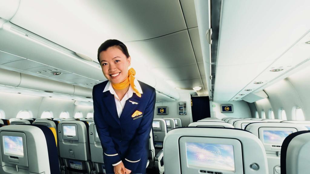 Viel mehr als nur Kino: Bordunterhaltung erster Klasse gibt es jetzt ebenfalls in der Economy Class. Dort hat jeder der 420 Sitze endlich seinen eigenen Bildschirm, hinter dem sich ein innovatives Unterhaltungsprogramm versteckt. 