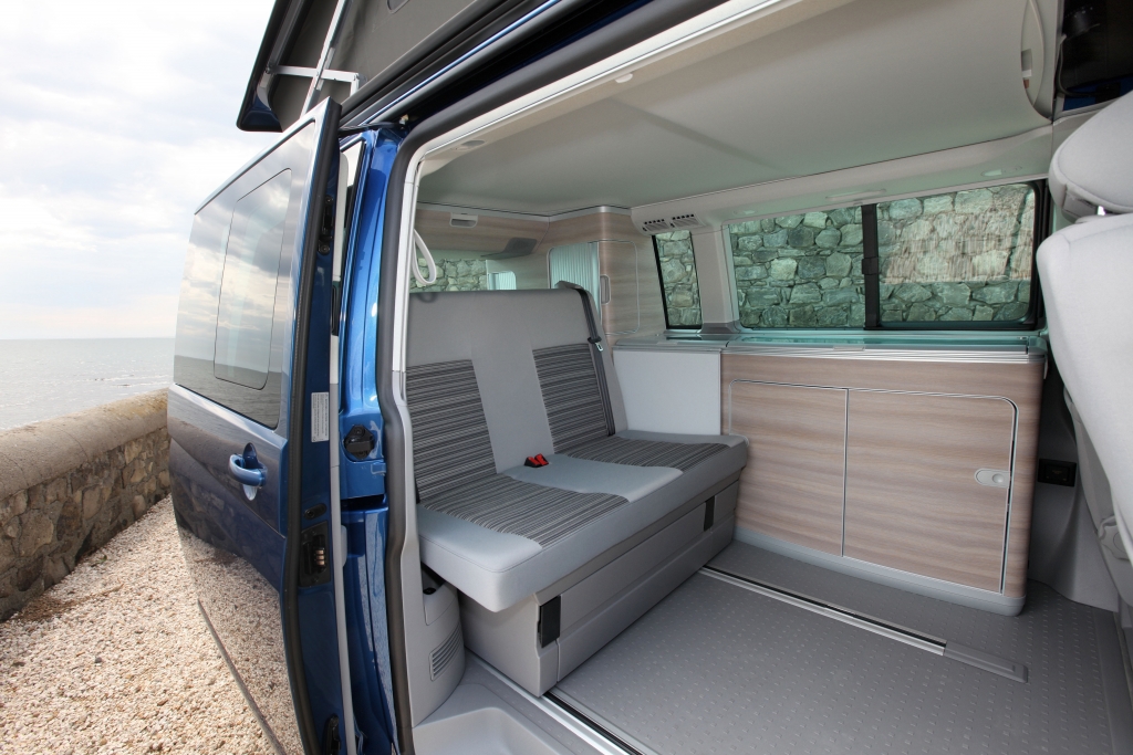 Volkswagen California Beach serienmäßig mit Aufstelldach
