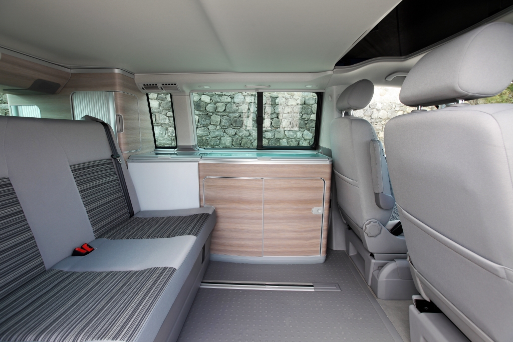 Volkswagen California Beach serienmäßig mit Aufstelldach