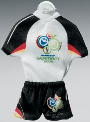 WM-Accessoires für`s Auto! Dieser Fanartikel könnte auch Ihrer Frau gut gefallen, denn er ist einfach so niedlich! Mini-Fußballtrikot für Ihre Autoscheibe. Dafür zahlt man auch einen unschlagbar guten Preis von lediglich 1 Euro bei www.atu.de