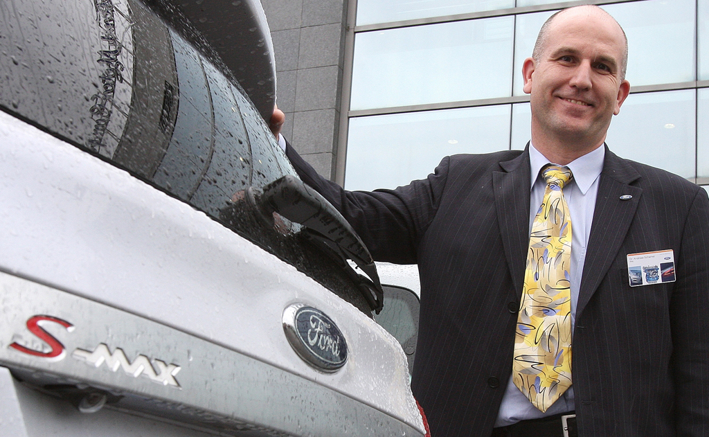 Andreas Schamel vom Ford-Forschungszentrum Aachen an einem Ecoboost-S-Max.