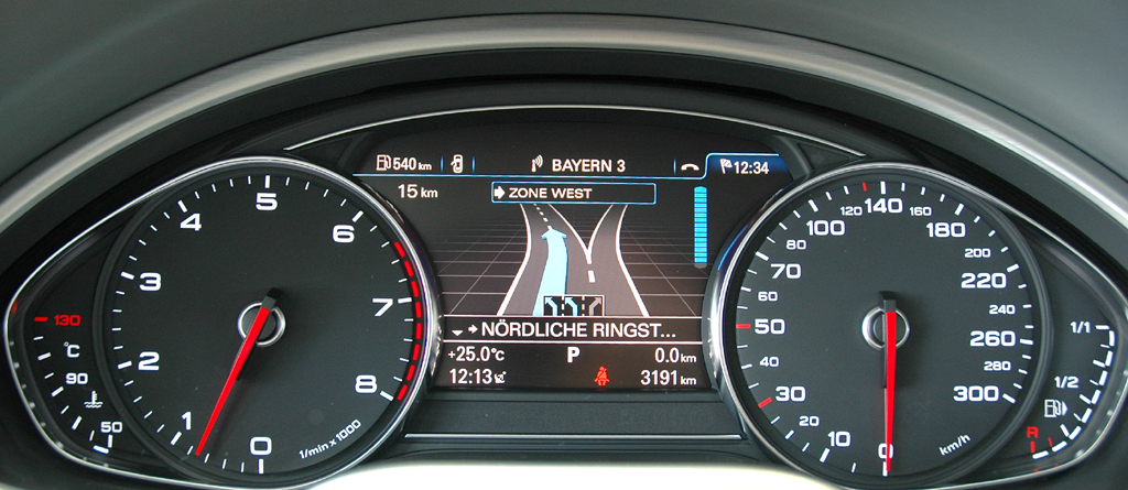 Audi A8 lang: Blick auf die Rundinstrumentierung hinter dem Lenkrad. 