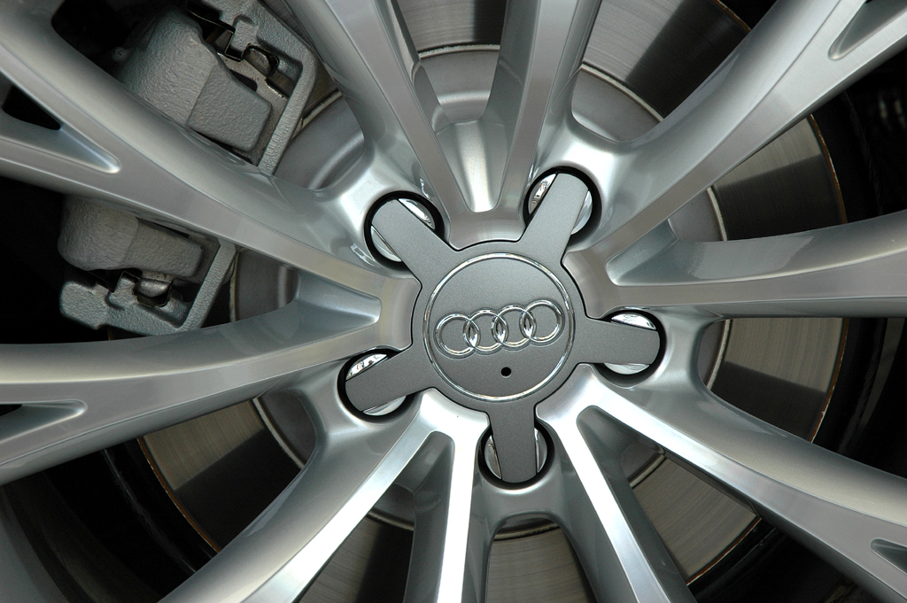 Audi A8 lang: Blick auf eine Radfelge. 