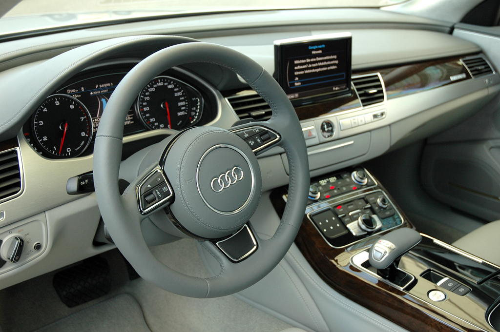 Audi A8 lang: Blick ins Cockpit. 
