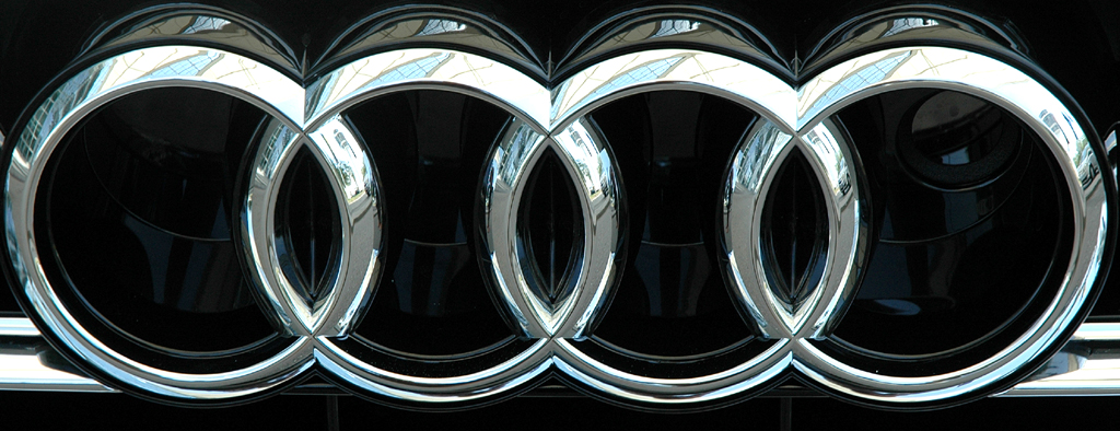 Audi A8 lang: Die vier Markenringe sind im Kühlergrill platziert. 