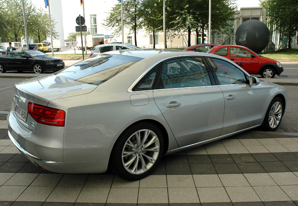 Audi A8 lang: Heck-/Seitenansicht. 
