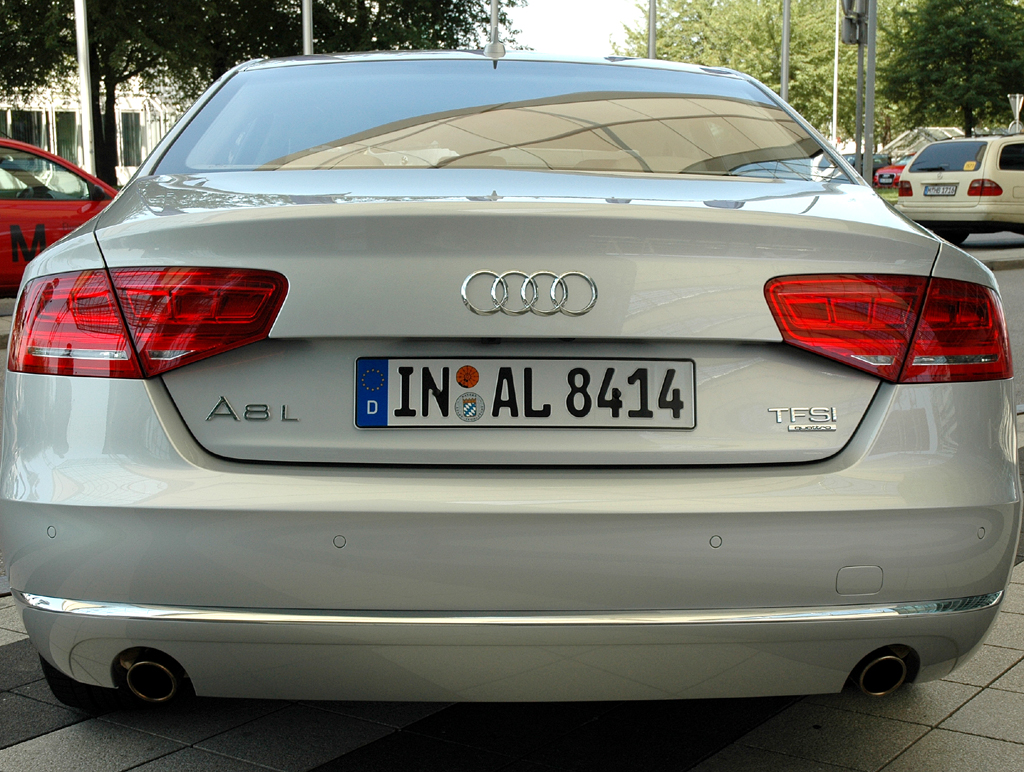 Audi A8 lang: Heckansicht. 