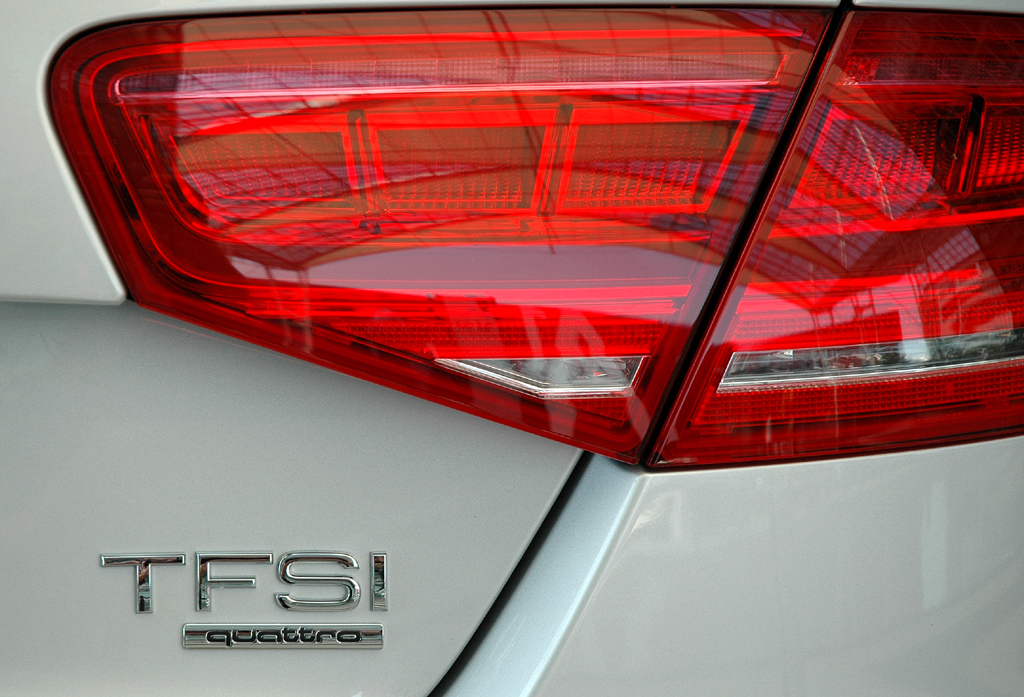 Audi A8 lang: Leuchteinheit hinten mit Hinweis auf die Motorisierung. 