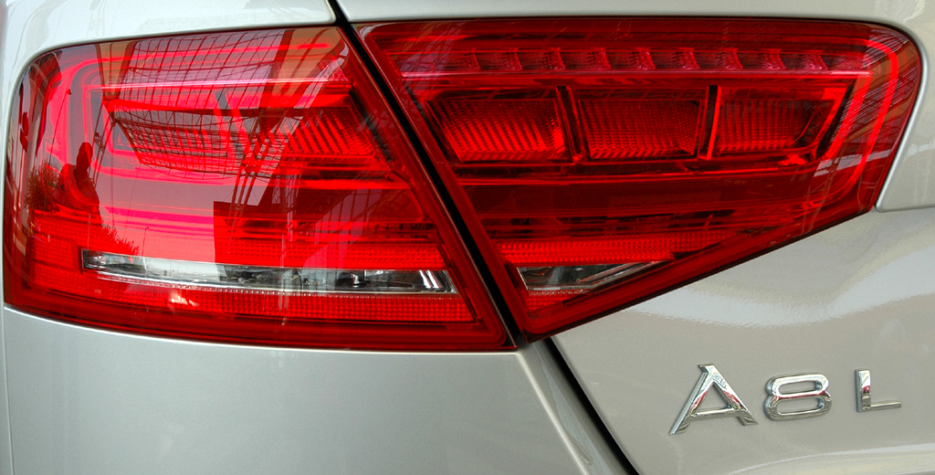 Audi A8 lang: Leuchteinheit hinten mit Modellschriftzug. 