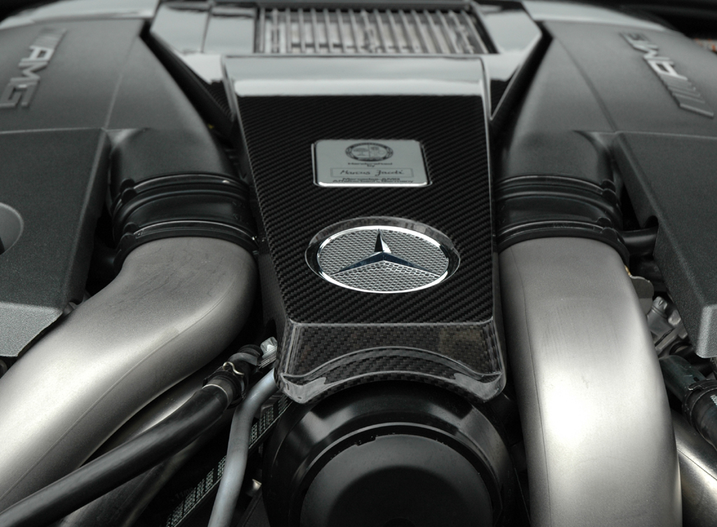 Automatik sind Standard beim 544/571-PS-Achtzylinder.